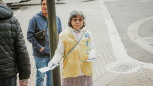 Voluntariado para idosos tem diversos benefícios: saiba mais! (Imagem: Unsplash/Madeleine Maguire)
