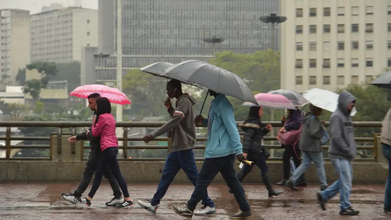 Inmet emite alerta para chuvas intensas em todo país