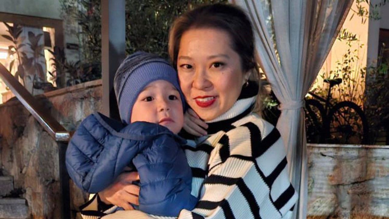 Alessandra posa com o filho, Arthur