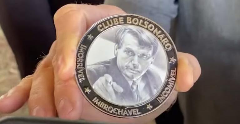 Jair Bolsonaro ganha medalha de seus fãs com '3 Is' gravados