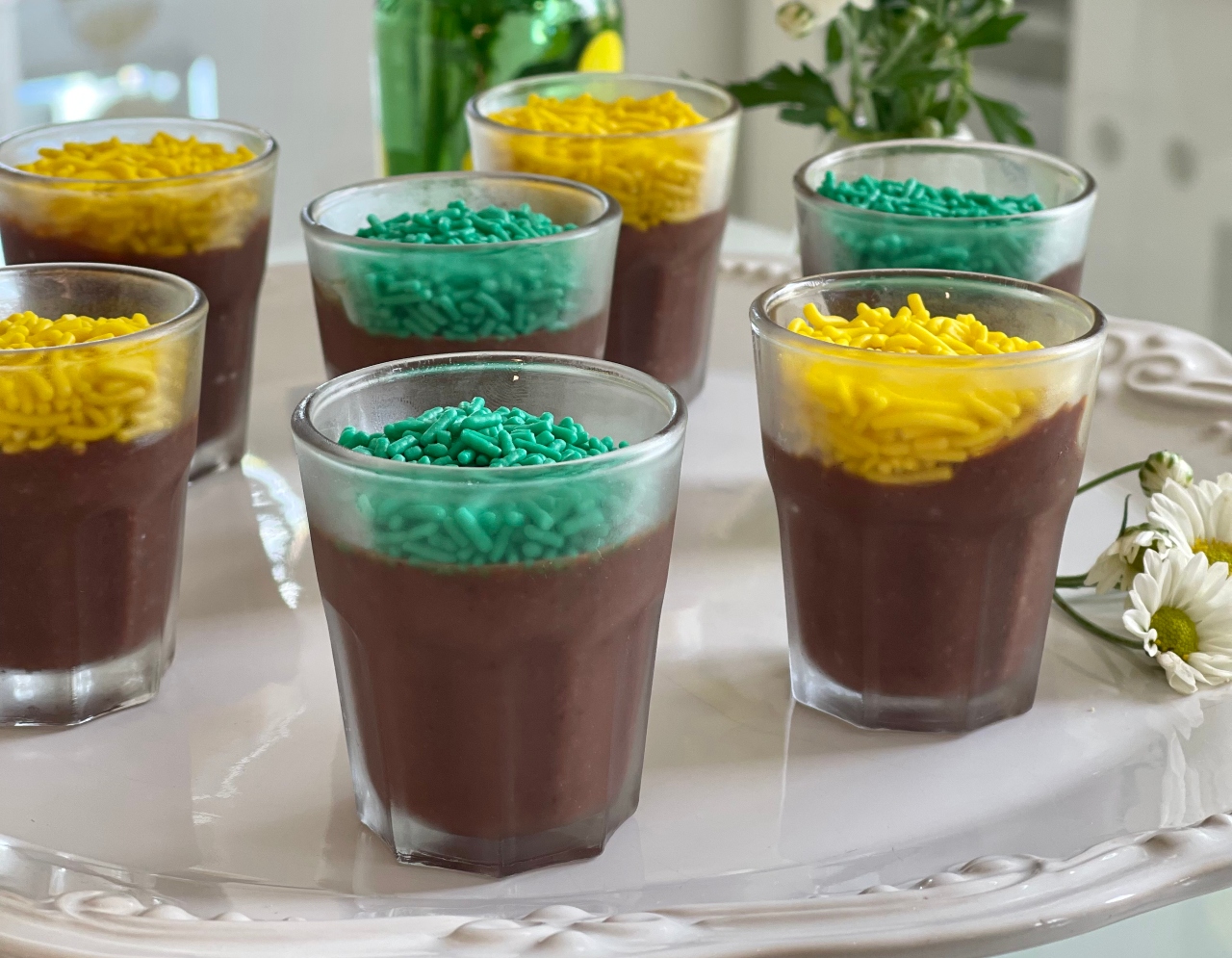 Brigadeiro de colher com granulado verde e amarelo