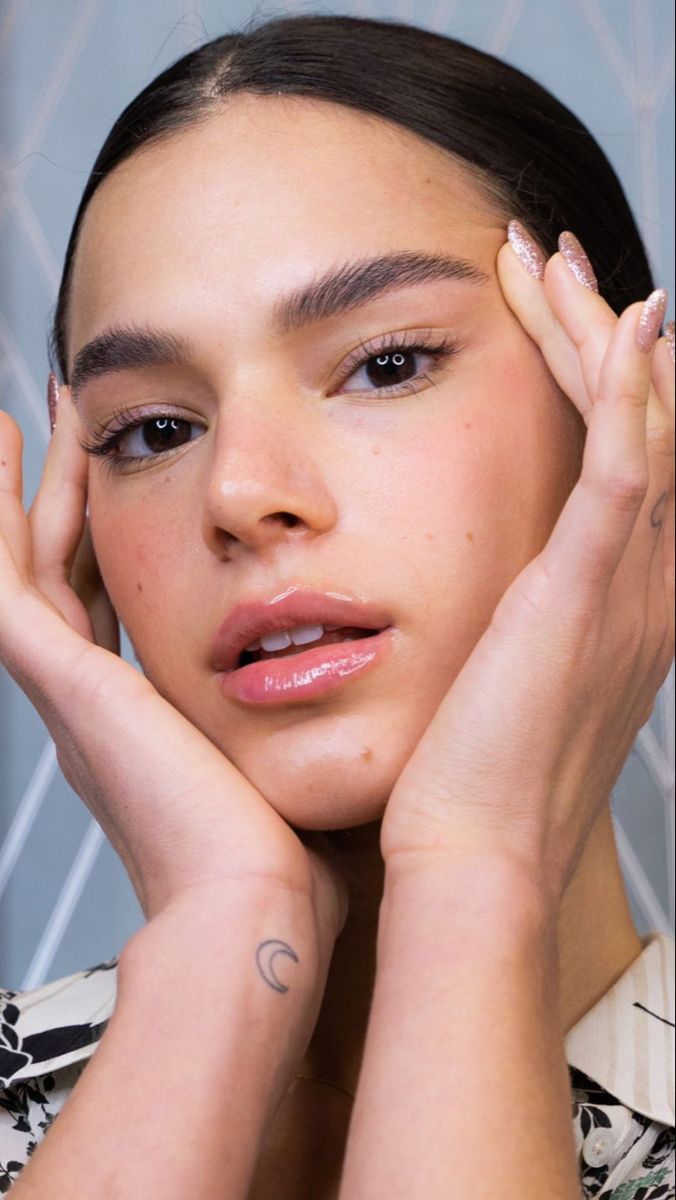 A atriz Bruna Marquezine é adepta do brow lamination