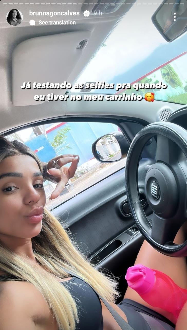 Brunna Gonçalves no carro da autoescola