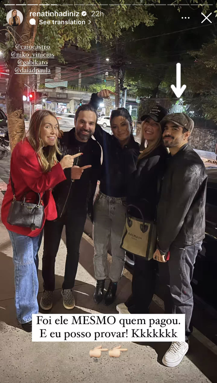 Caio Castro e os amigos na saída do restaurante