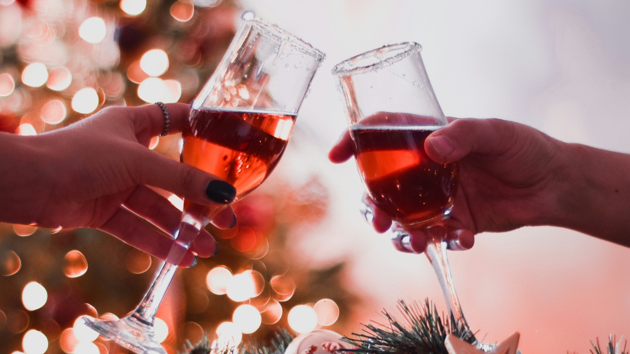 Bebidas alcoólicas exigem cuidados redobrados para equilibrar a ceia de Natal e dieta (Imagem: Unsplash/Zoe)