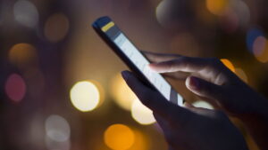 Seu celular pode estar espionado e você nem percebe. Saiba os sinais