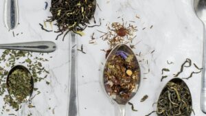 Chá que alivia cólicas? Conheça os benefícios dessa bebida com um ingrediente que, com certeza, você tem em casa! (Imagem: Unsplash/Alice Pasqual)