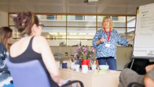 Quer transformar sua comunicação? Veja truques para melhorar a dicção (Imagem: Unsplash/ Centre for Ageing Better)