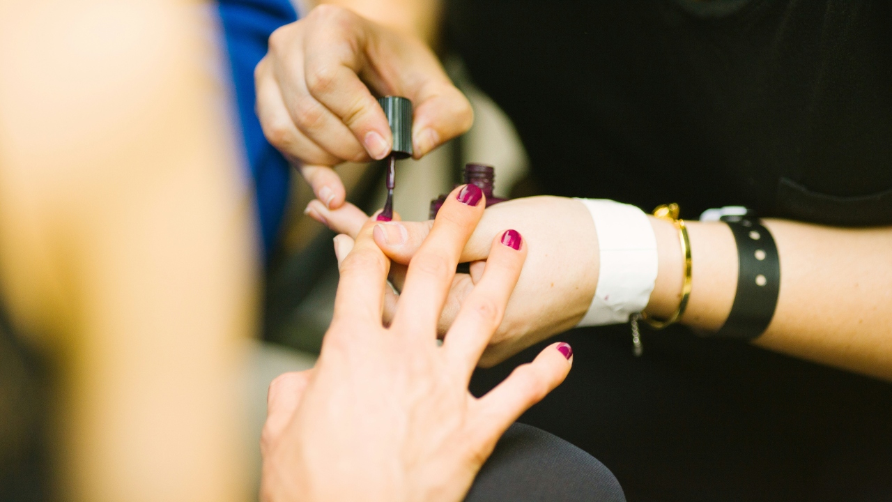 Tons terrosos estão entre as tendências para as unhas neste inverno