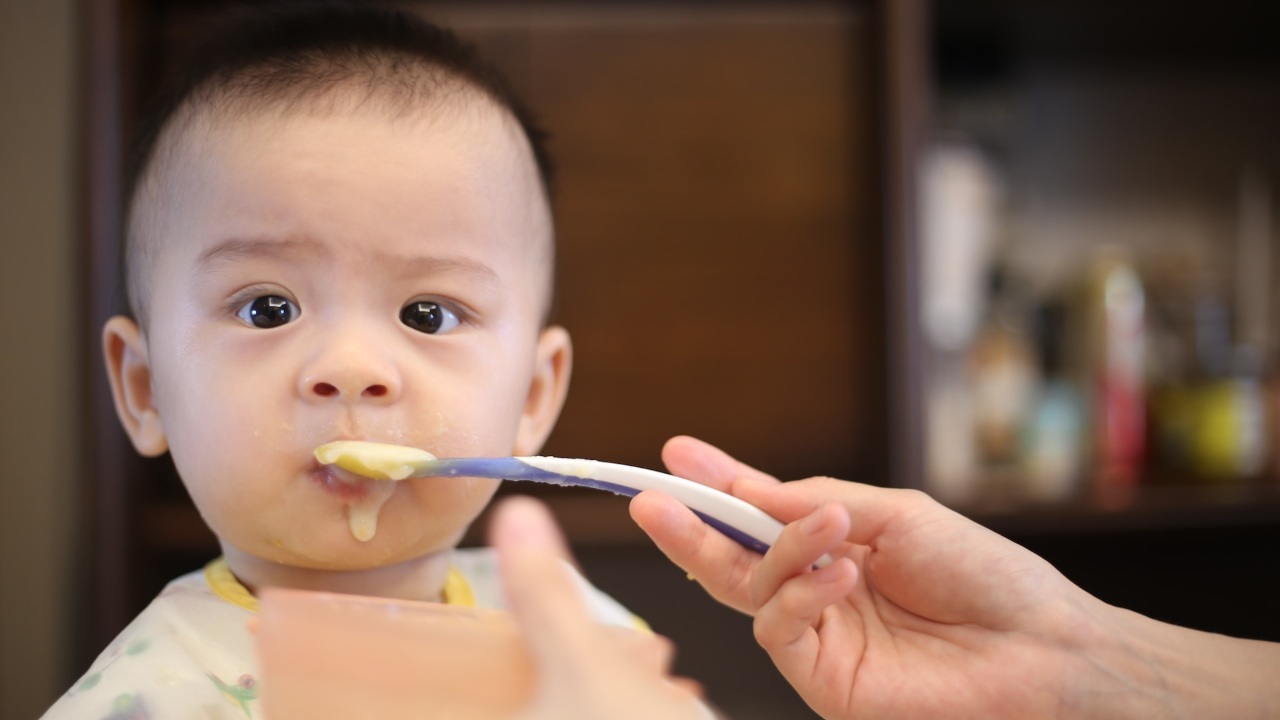 criança comendo