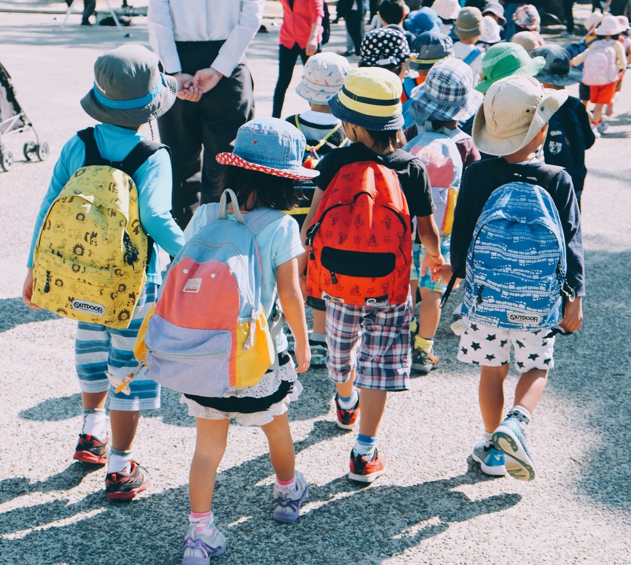 crianças indo para a escola