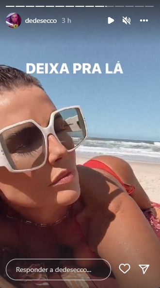 Deborah Secco na praia