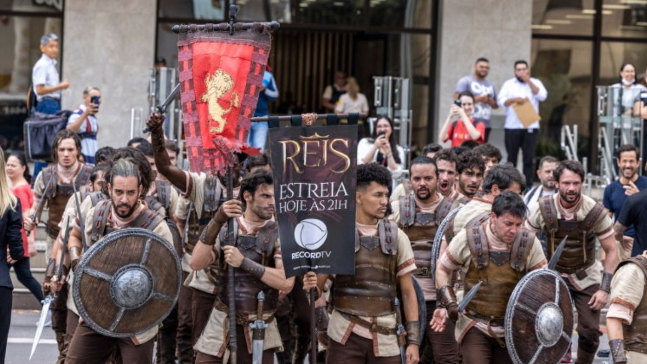 Elenco de 'Reis' na Avenida Paulista