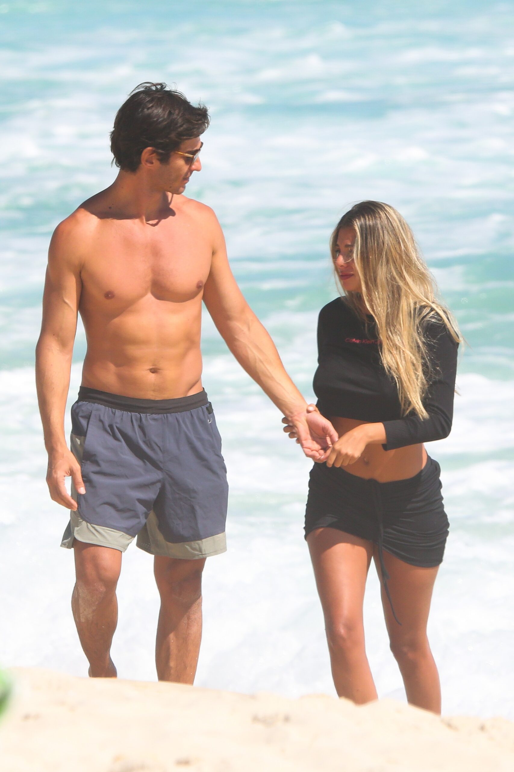 André Resende e Letícia Ribeiro na praia