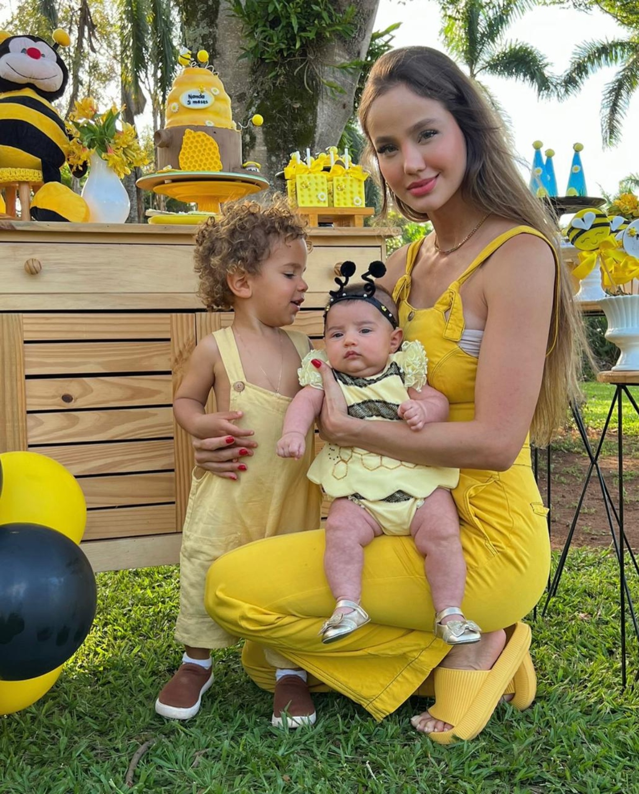 Théo com a irmã Fernanda e a mamãe Biah Rodrigues - Crédito: Cauê Garcia / CG Comunicação