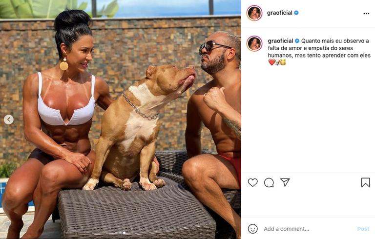 Gracyanne Barbosa e Belo posam na piscina com o pitbull, Thor