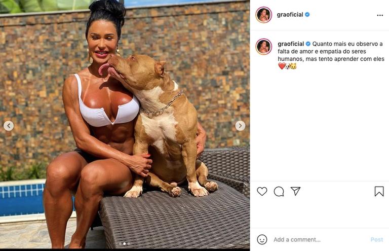 Gracyanne Barbosa e Belo posam na piscina com o pitbull, Thor