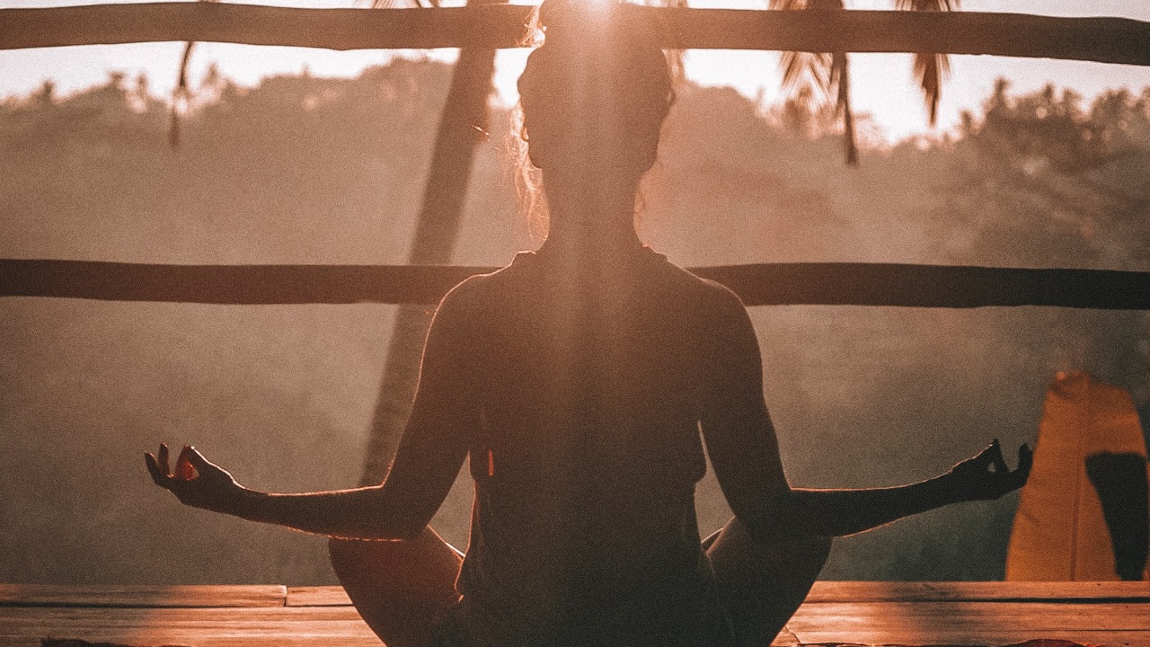 mulher fazendo meditação