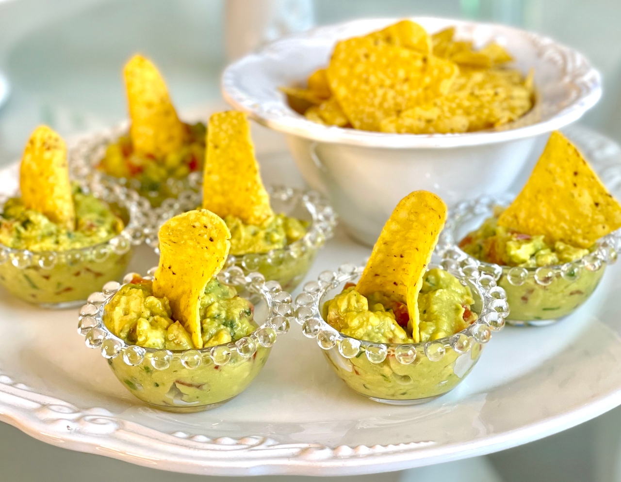 Guacamole e tortilhas em potes de vidro