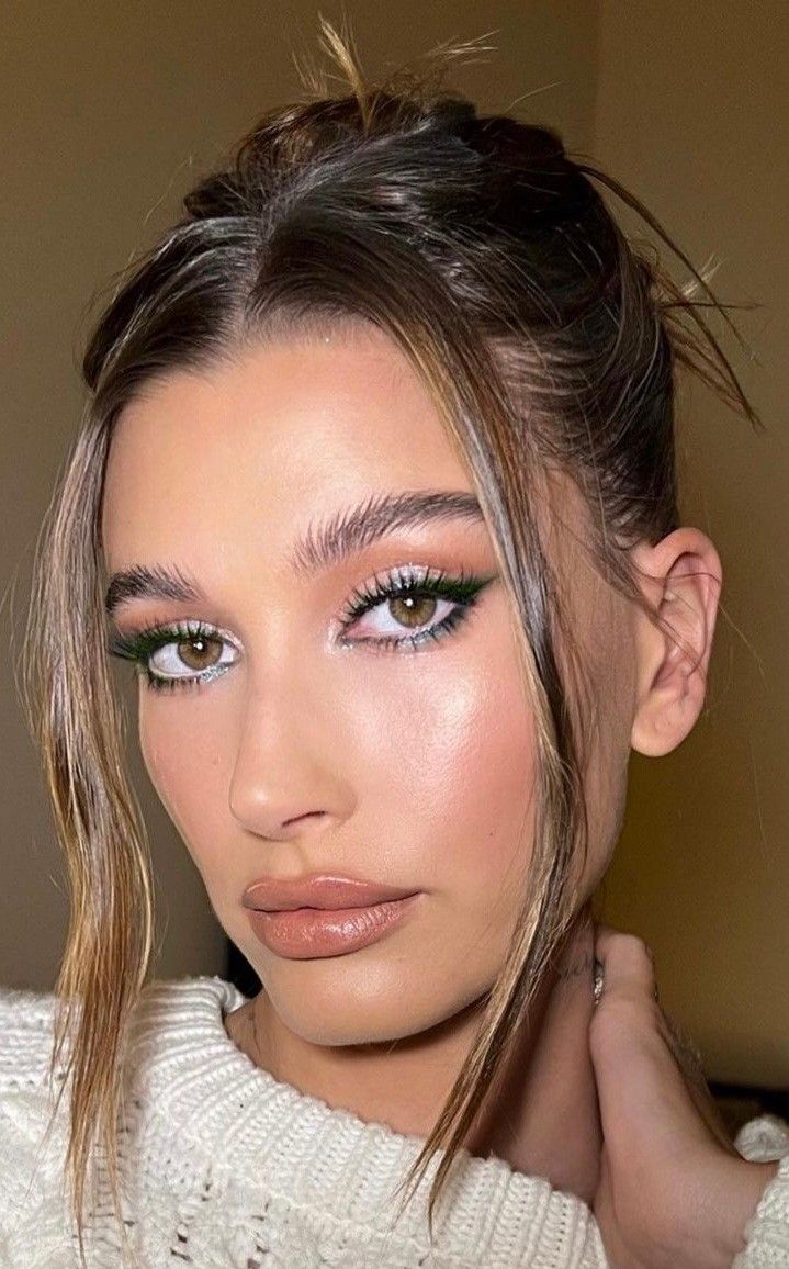 A modelo e influenciadora digital, Hailey Bieber também usa a técnica de brow lamination