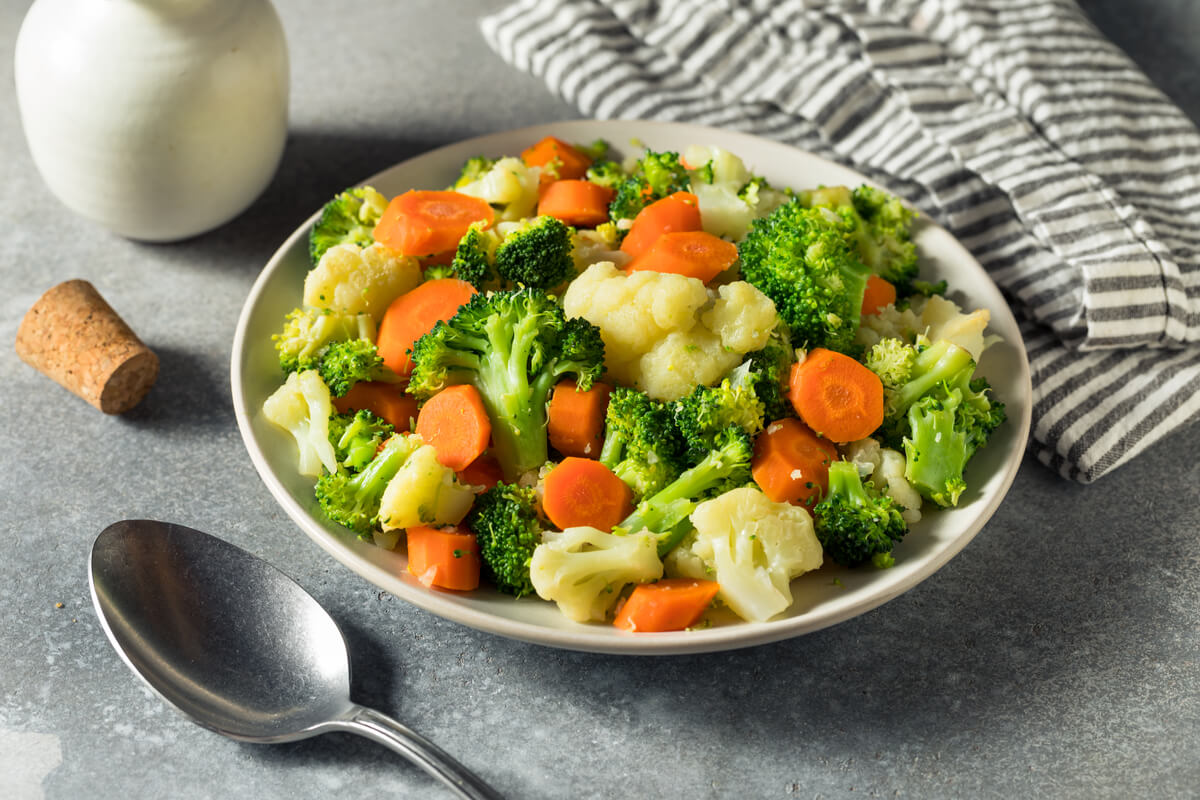 Salada de brócolis e couve-flor (Imagem: Shutterstock)