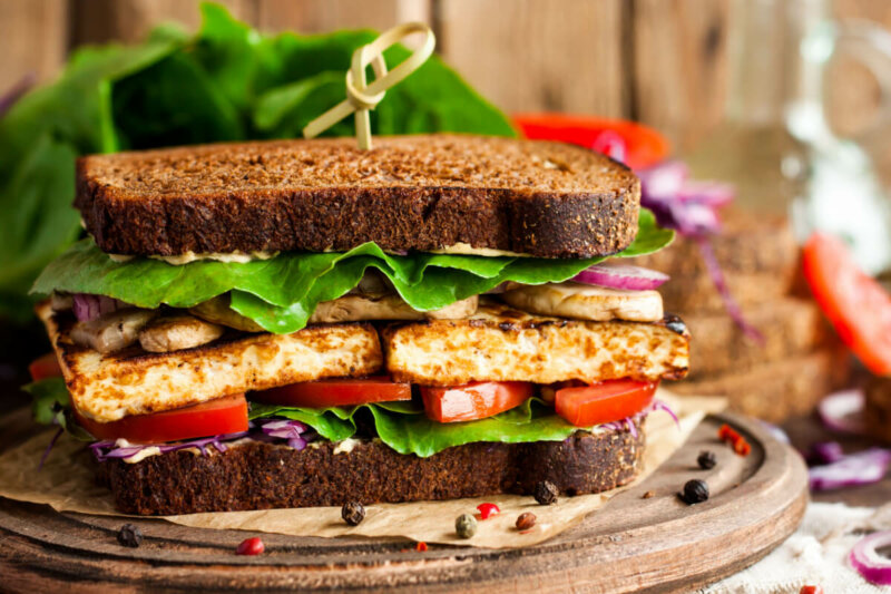 Feito a base de soja, tofu é um tipo de queijo rico em proteínas e nutrientes (Imagem: Yuliia Holovchenko | Shutterstok)