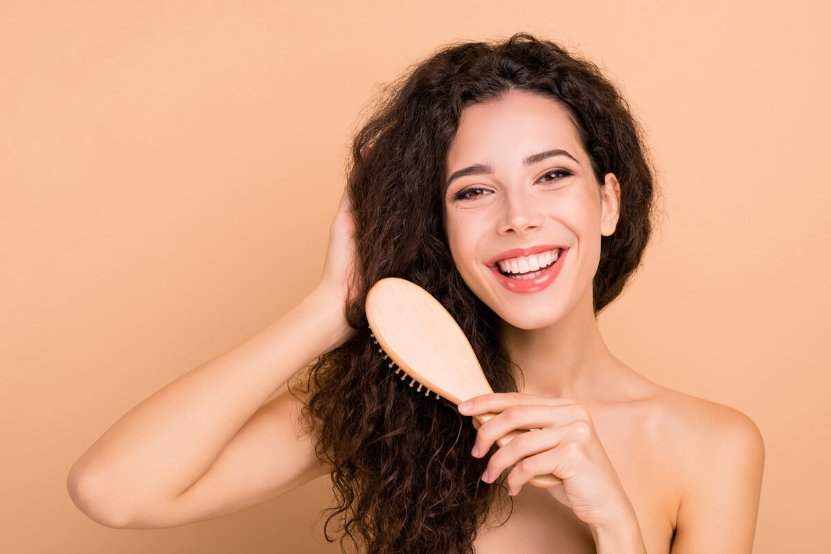 É importante saber o que realmente faz bem para o cabelo (Imagem: Shutterstock)