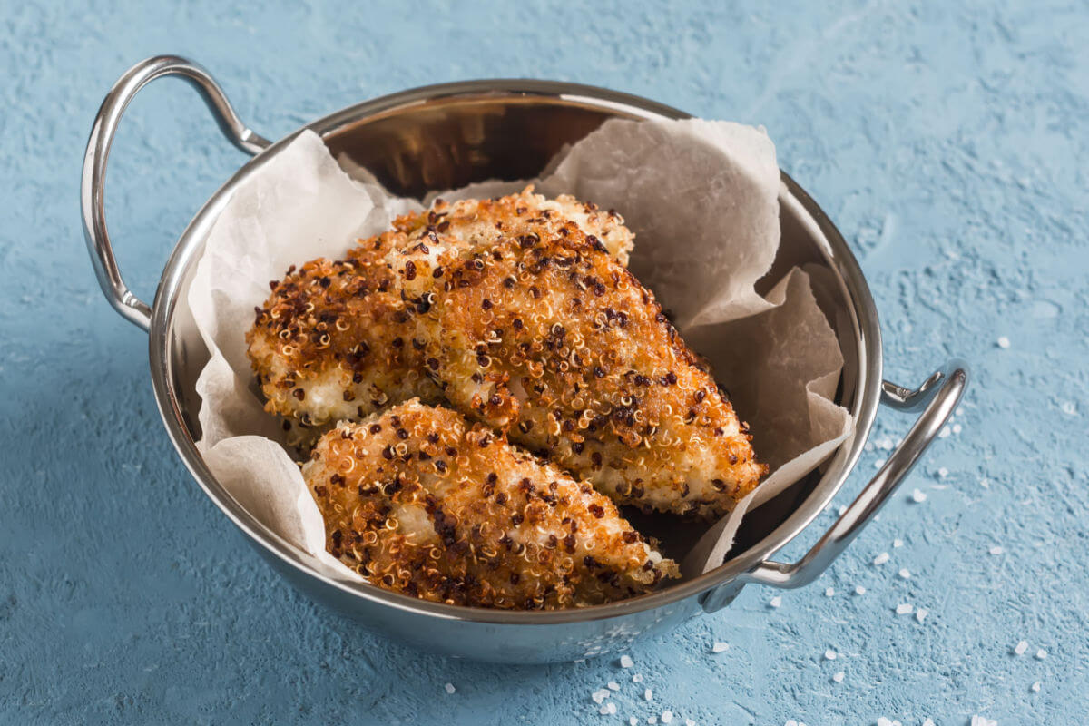 Frango empanado com quinoa (Imagem: Shutterstock)