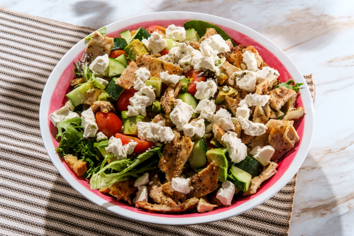 Salada de frango com queijo branco (Imagem: Ezume Images | ShutterStock)