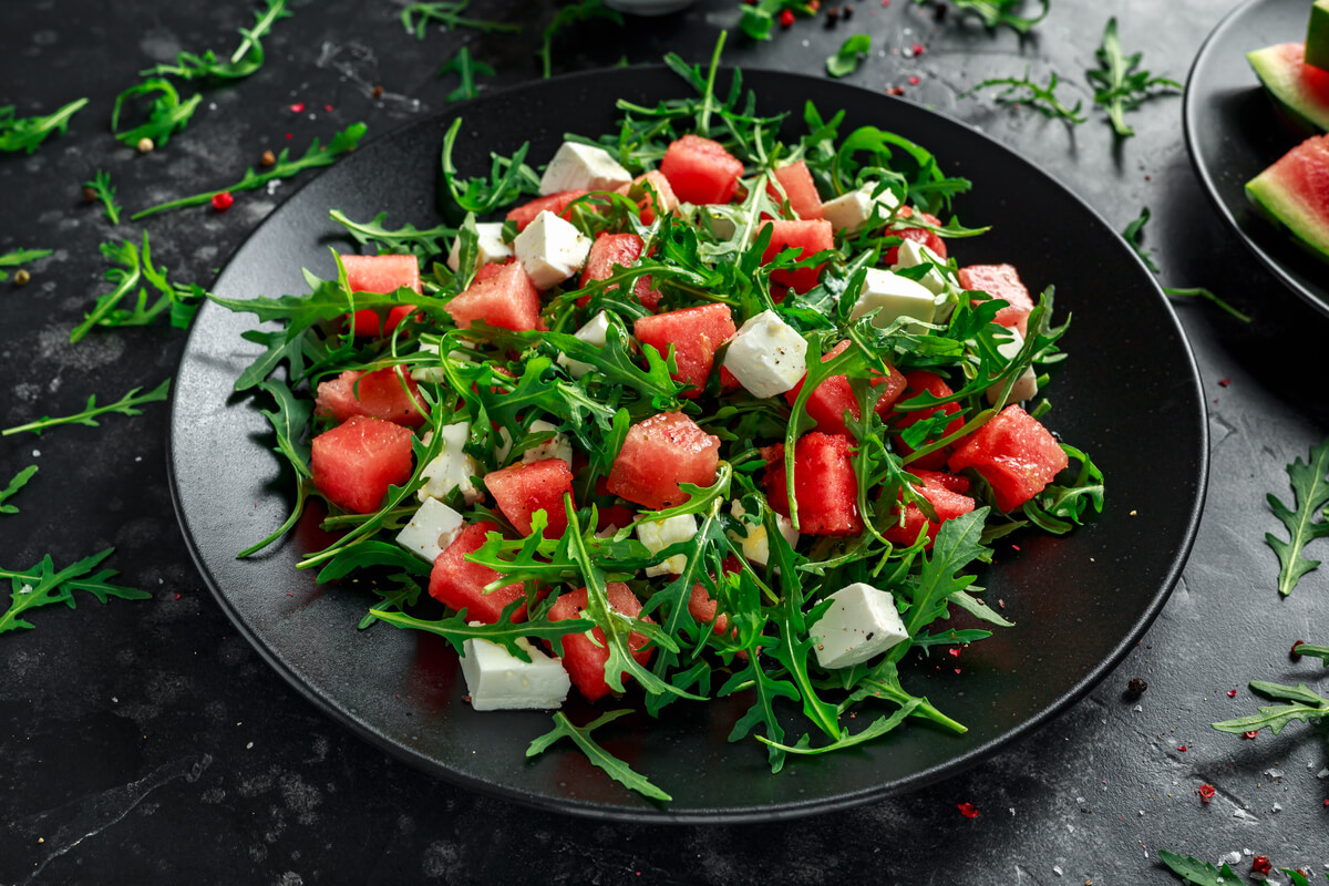 Salada de rúcula com melancia (Imagem: Shutterstock)