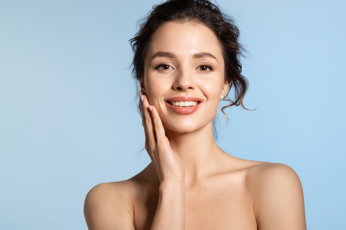 Cuidar da pele o ano todo é importante para mantê-la saudável e bonita (Imagem: Shutterstock)