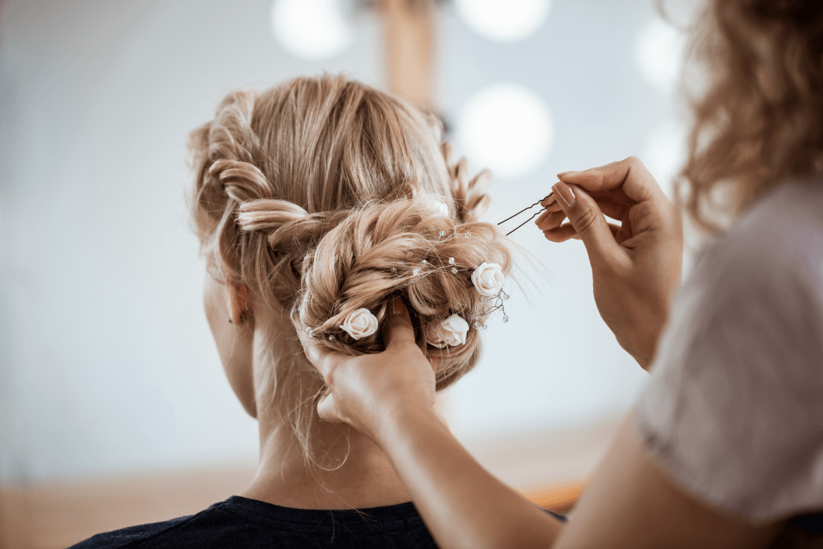 Acessórios são bastante utilizados para deixar o penteado ainda mais elegante e sofisticado (Imagem: cookie_studio | Freepik)