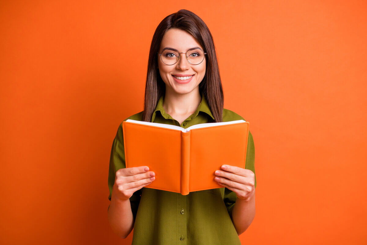 Livros escritos por escritoras femininas incentivam as mulheres a lutarem pelo seus direitos (Imagem: Roman Samborskyi | Shutterstock)