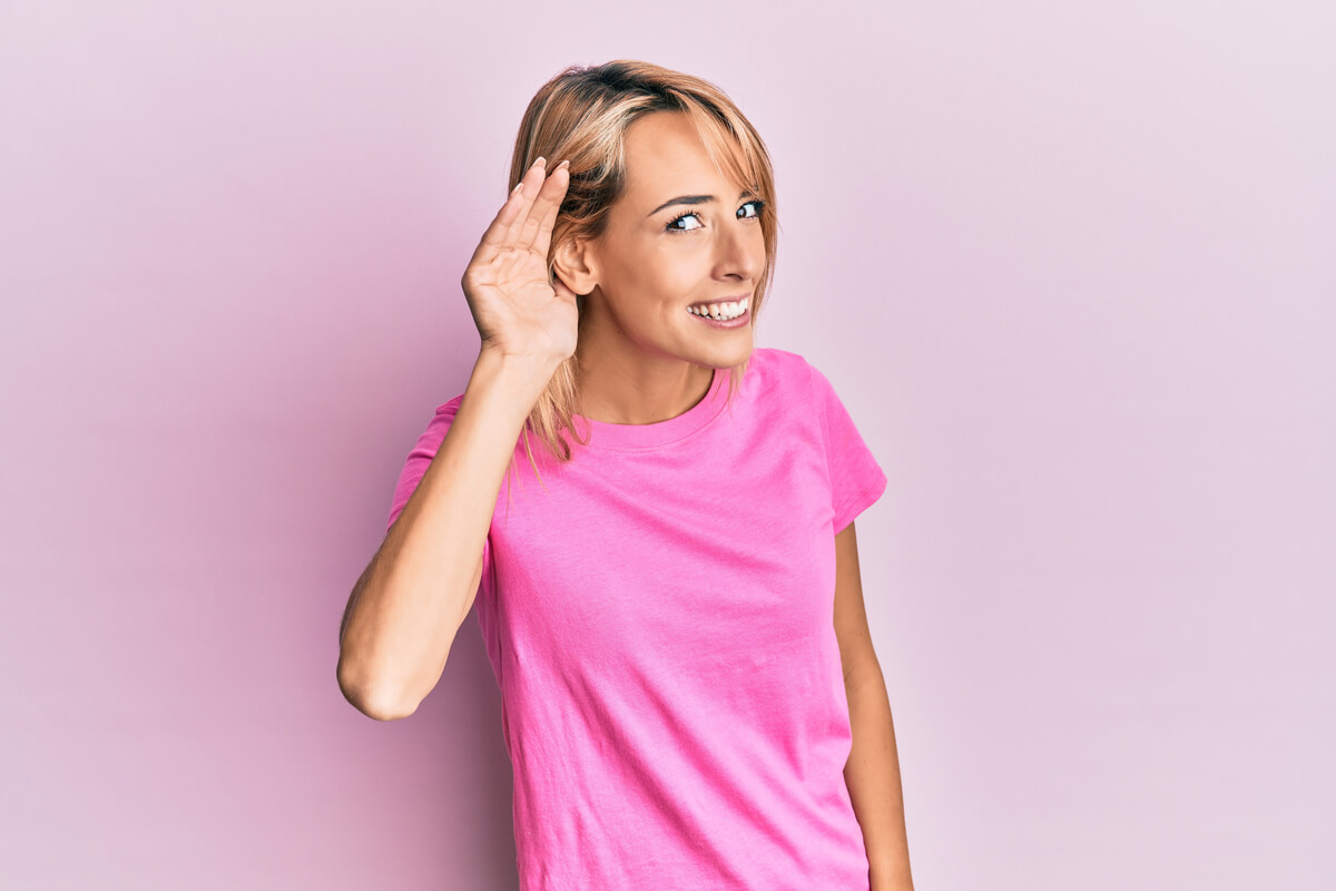 Perda auditiva pode afetar a saúde emocional (Imagem: Shutterstock)