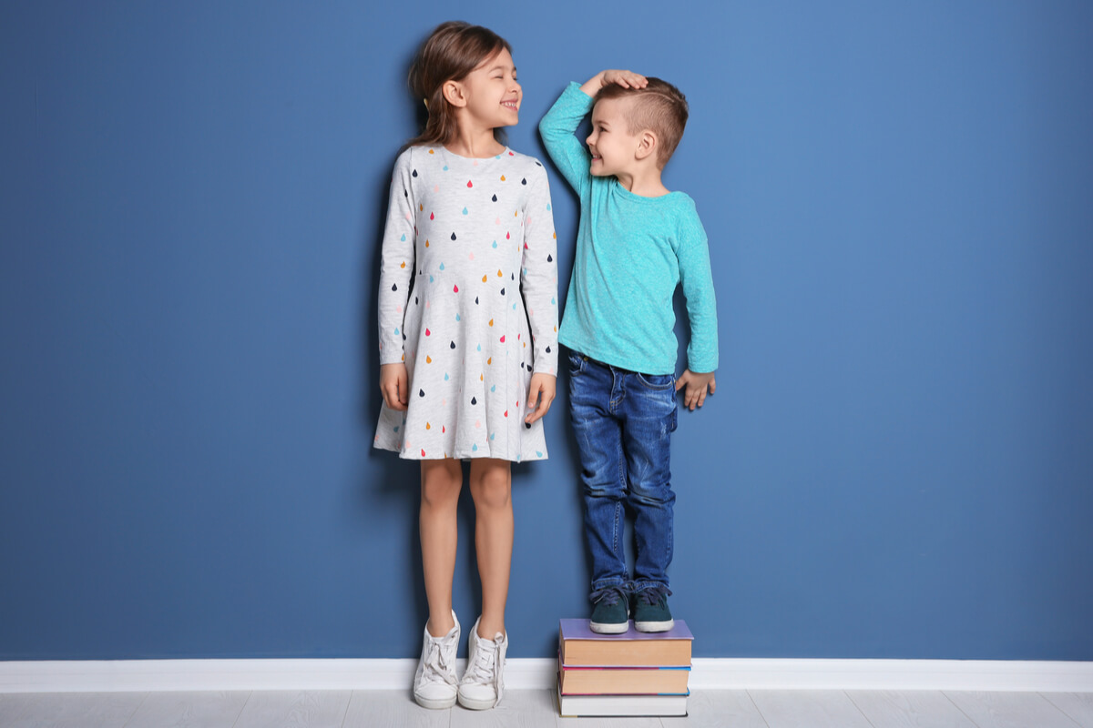 O desenvolvimento de meninas e meninos é bem semelhante (Imagem: Shutterstock)