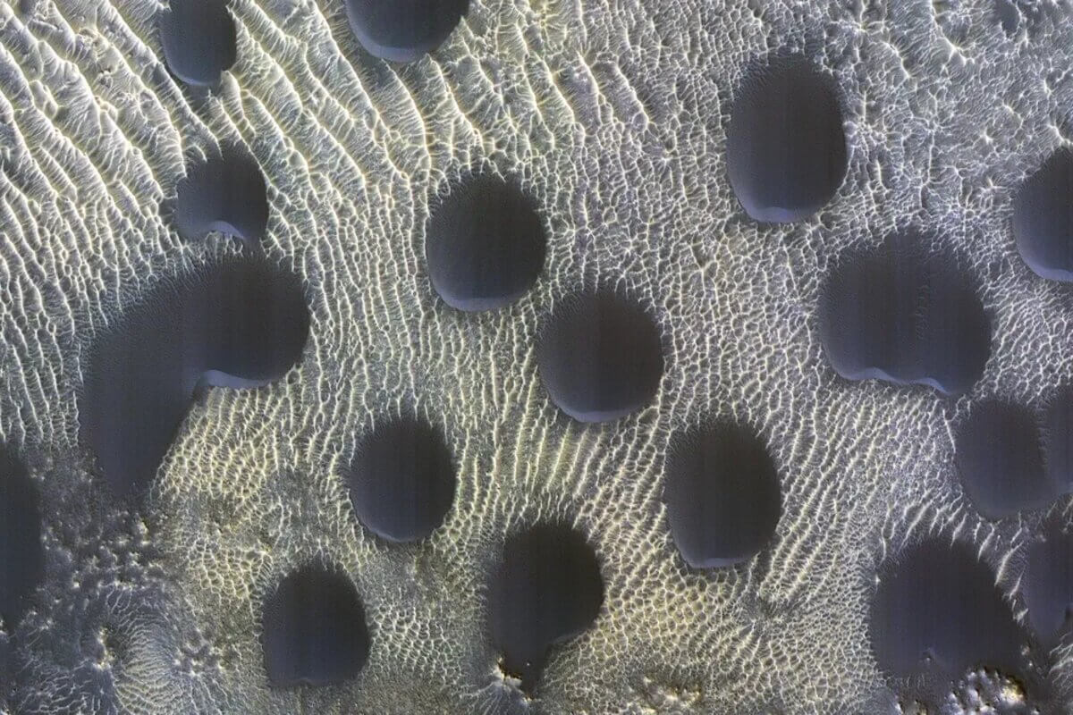 Dunas encontradas na superfície de Marte ajudam pesquisadores a entenderem a formação do planeta (Imagem: Reprodução NASA | JPL-Caltech/UArizona)