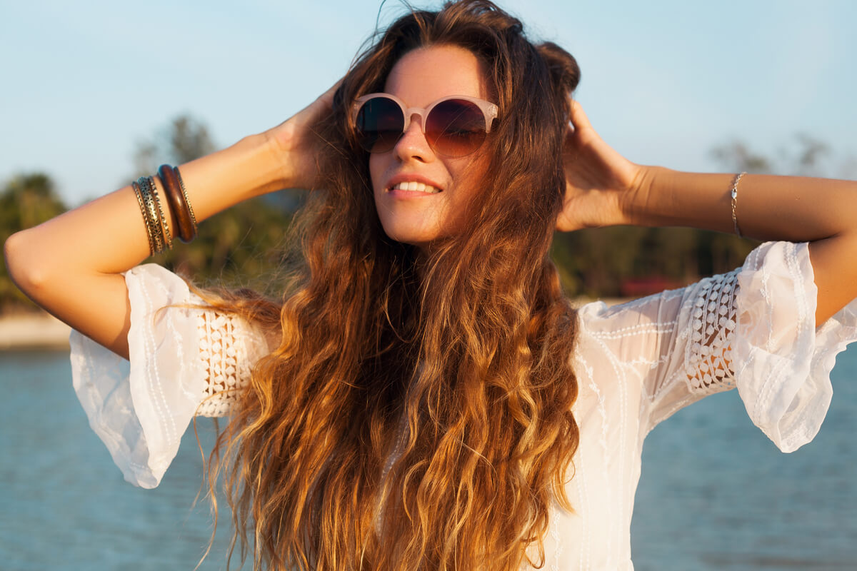 Durante o verão os cuidados com os cabelos devem ser redobrados (Imagem: Shutterstock)