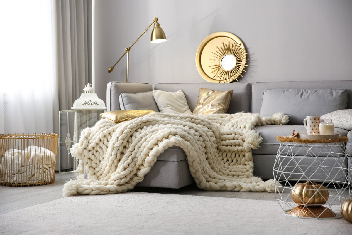 Conceito hygge preza pelo conforto e bem-estar (Imagem: New Africa | Shutterstock)