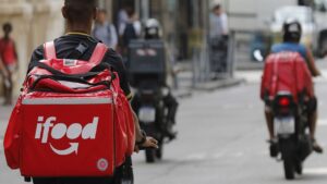 iFood terá que pagar direitos trabalhistas a entregadores? Como isso pode afetar a economia?