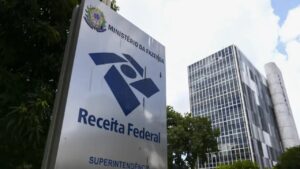 iPhone por R$ 900 e até veículos: confira itens do leilão da Receita Federal e veja como participar