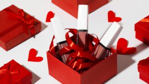 Na dúvida o que dar para aquela pessoa que ama produtos de beleza? Confira algumas opções coringas (Imagem: freepik)