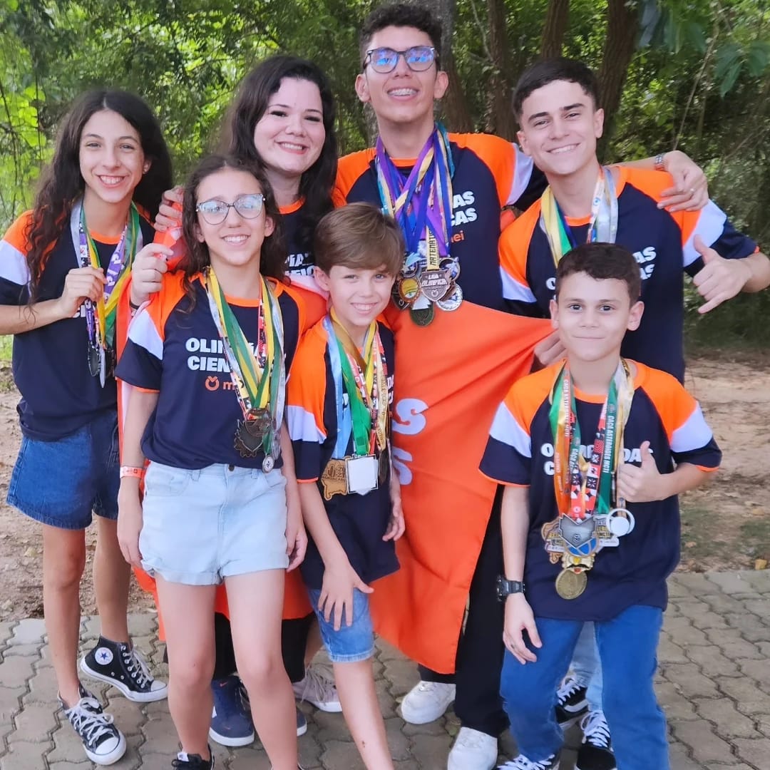 Clarissa Vergara, sócia da plataforma olímpica Medalhei ao lado de alunos multimedalhistas