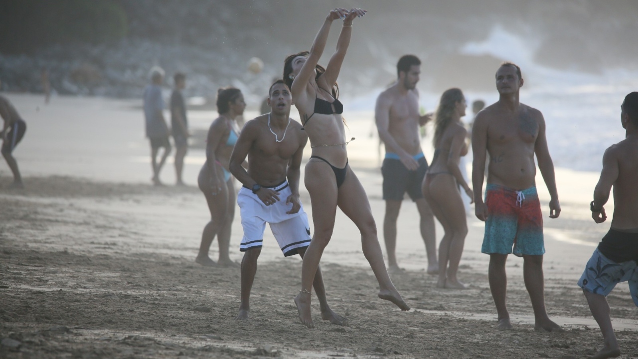 Isis Valverde jogando altinha em Noronha