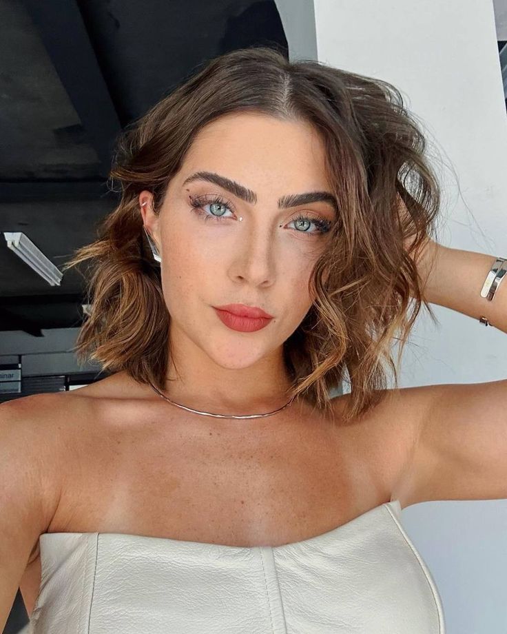 A influenciadora digital Jade Picon também aposta na tendência de brow lamination