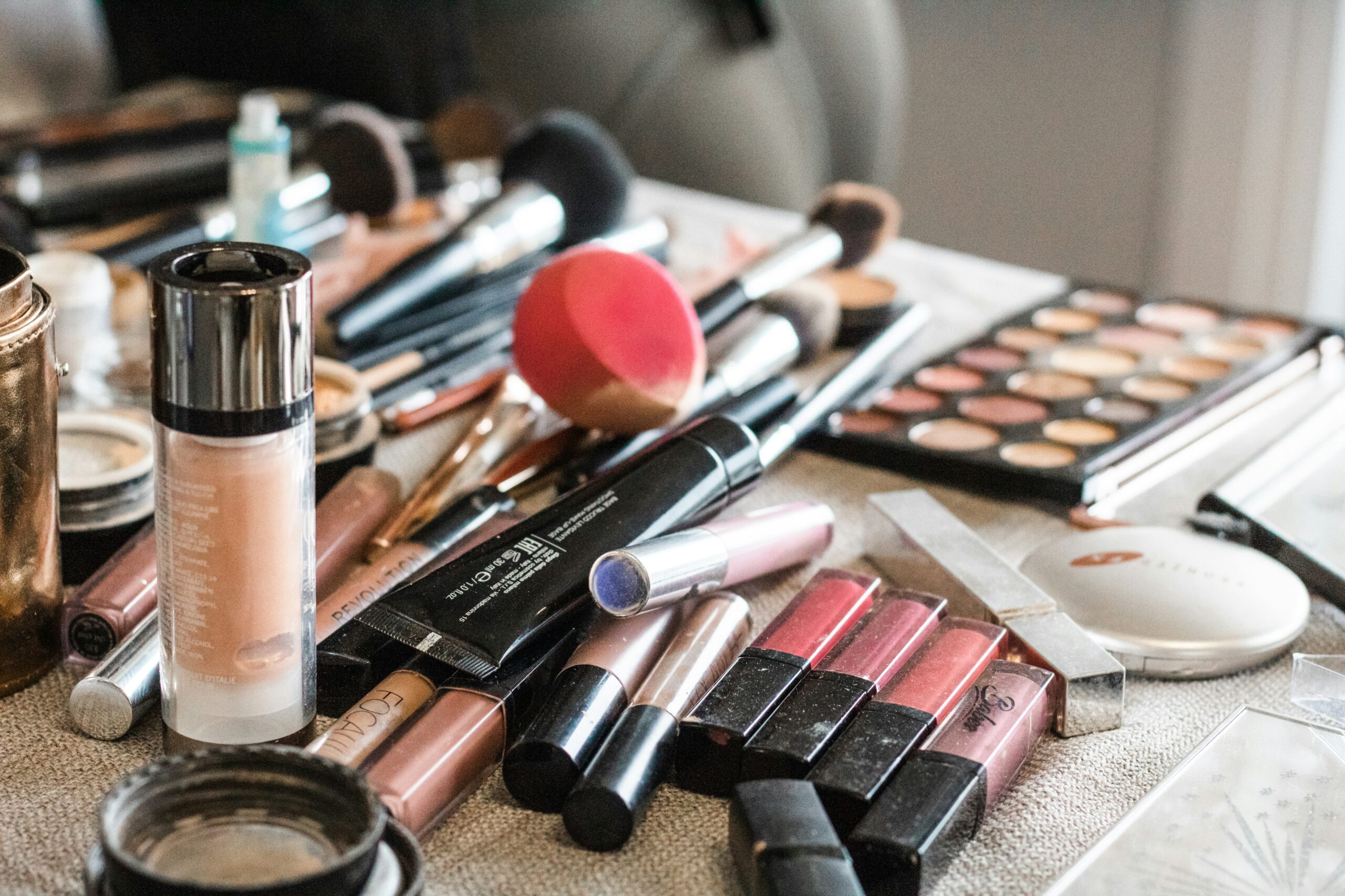 Qual a ordem de produtor na hora de maquiar? Mercado de beleza tem vários cosméticos 