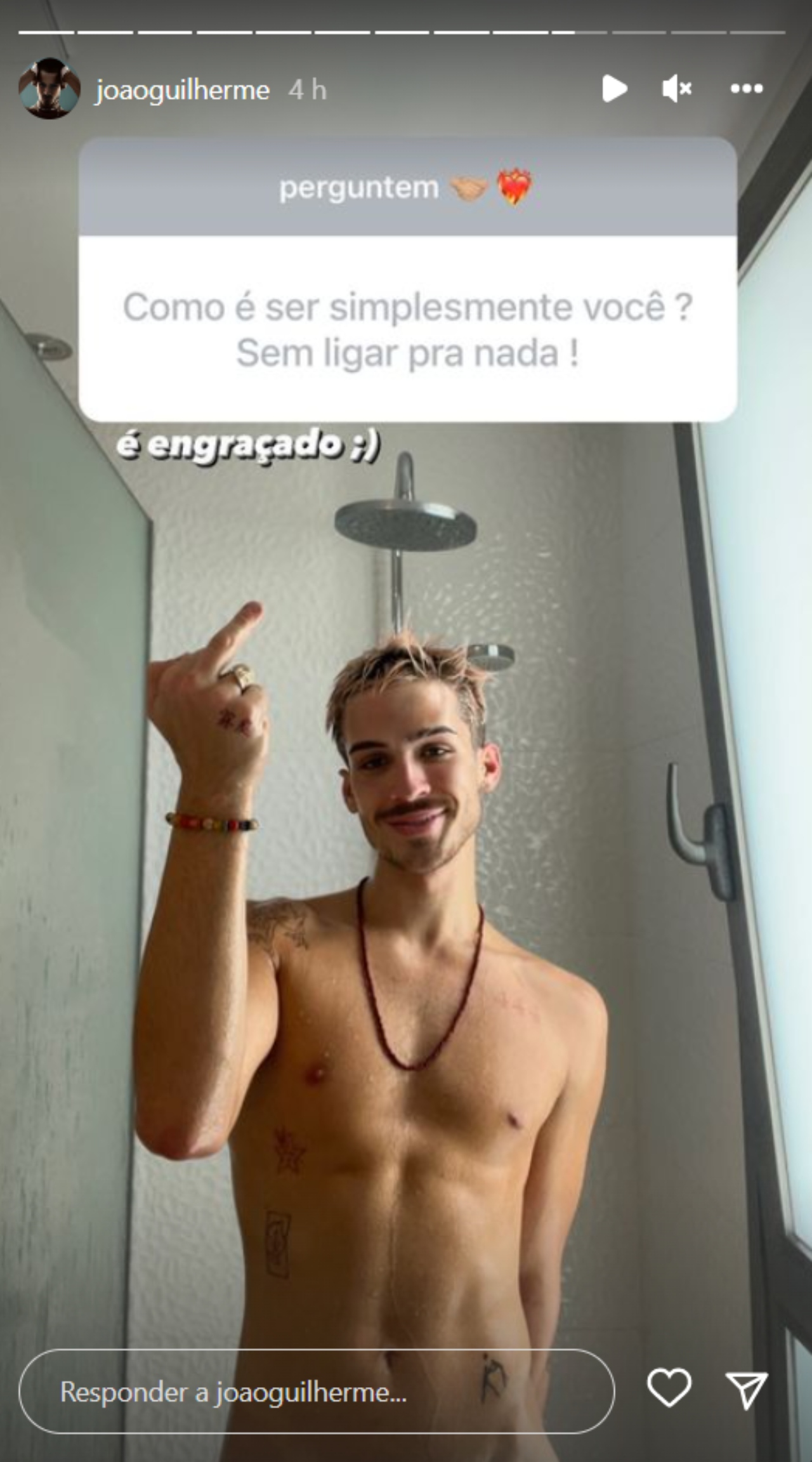 João Guilherme compartilha clique em que aparece pelado