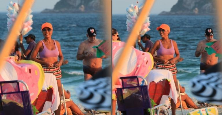 Juliana Paes curte dia de sol, na praia da Barra da Tijuca (RJ), com a família