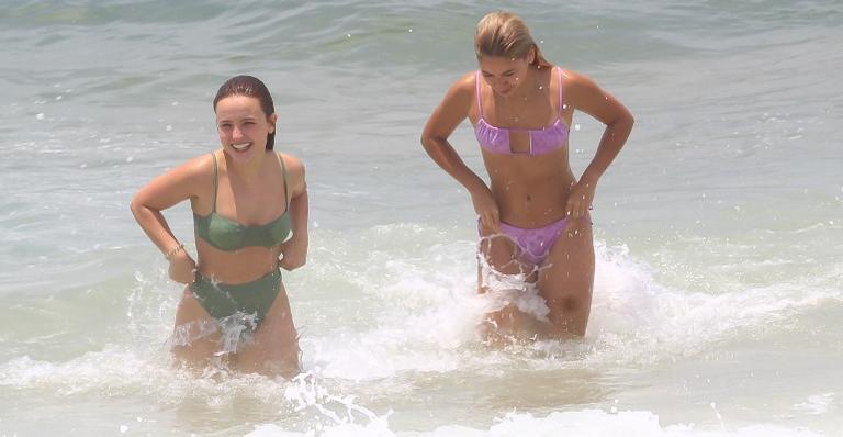 Larissa Manoela é clicada se divertindo na praia