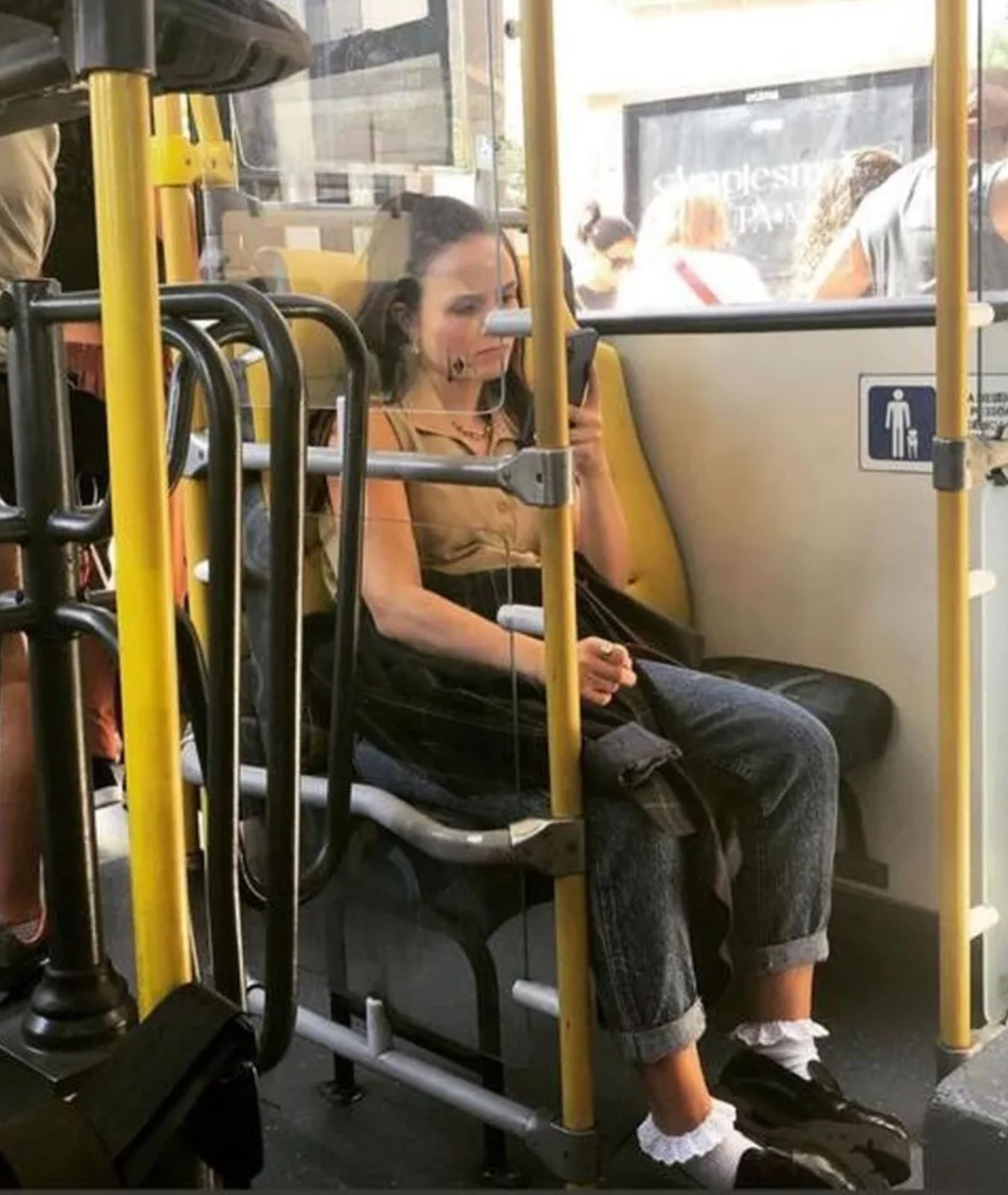 Larissa Manoela em foto dentro de um ônibus