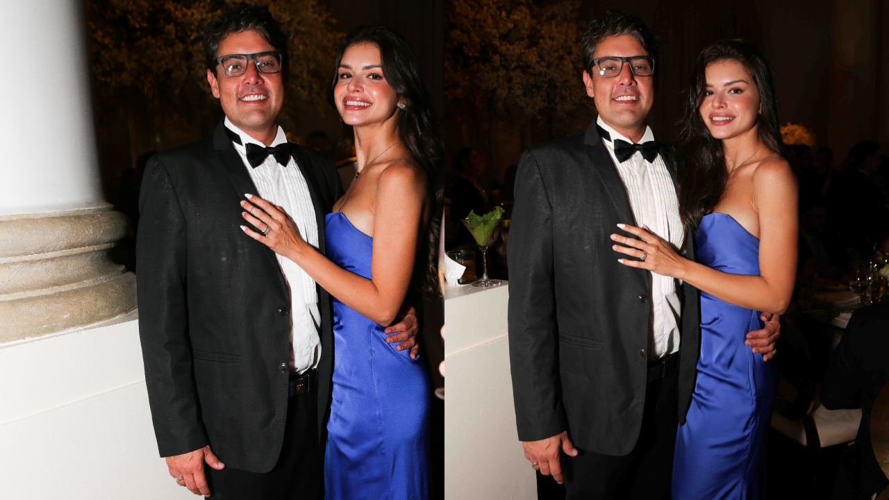 Sthéfany Vidal, acompanhada por Bruno de Luca, optou por um vestido azul tomara que caia para o casamento de Dr. Ivan Rollemberg e Ana Vitoria Maluf 